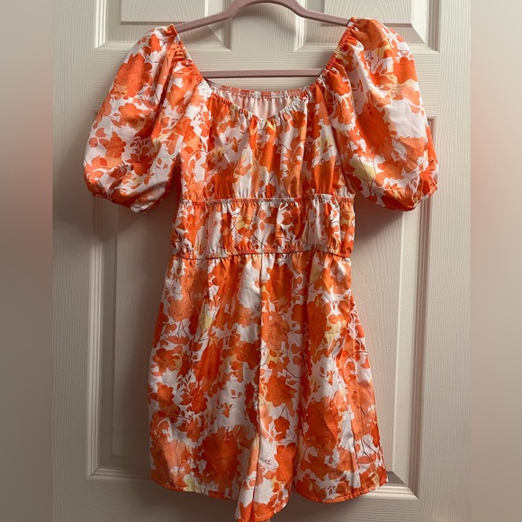 Women’s Short Floral Orange and White Sweetheart Romper NWOT - Picture 6 of 8
